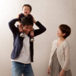 パパに肩車されてご機嫌な１歳男の子