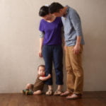 １才男の子と両親3人家族写真