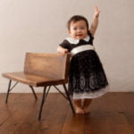 椅子に捕まって立つ１歳女の子