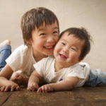 ハーフバースデー記念寝そべって頬を寄せ合う兄弟