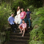 お外で5人家族記念写真