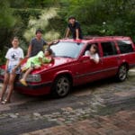 車と5人家族写真